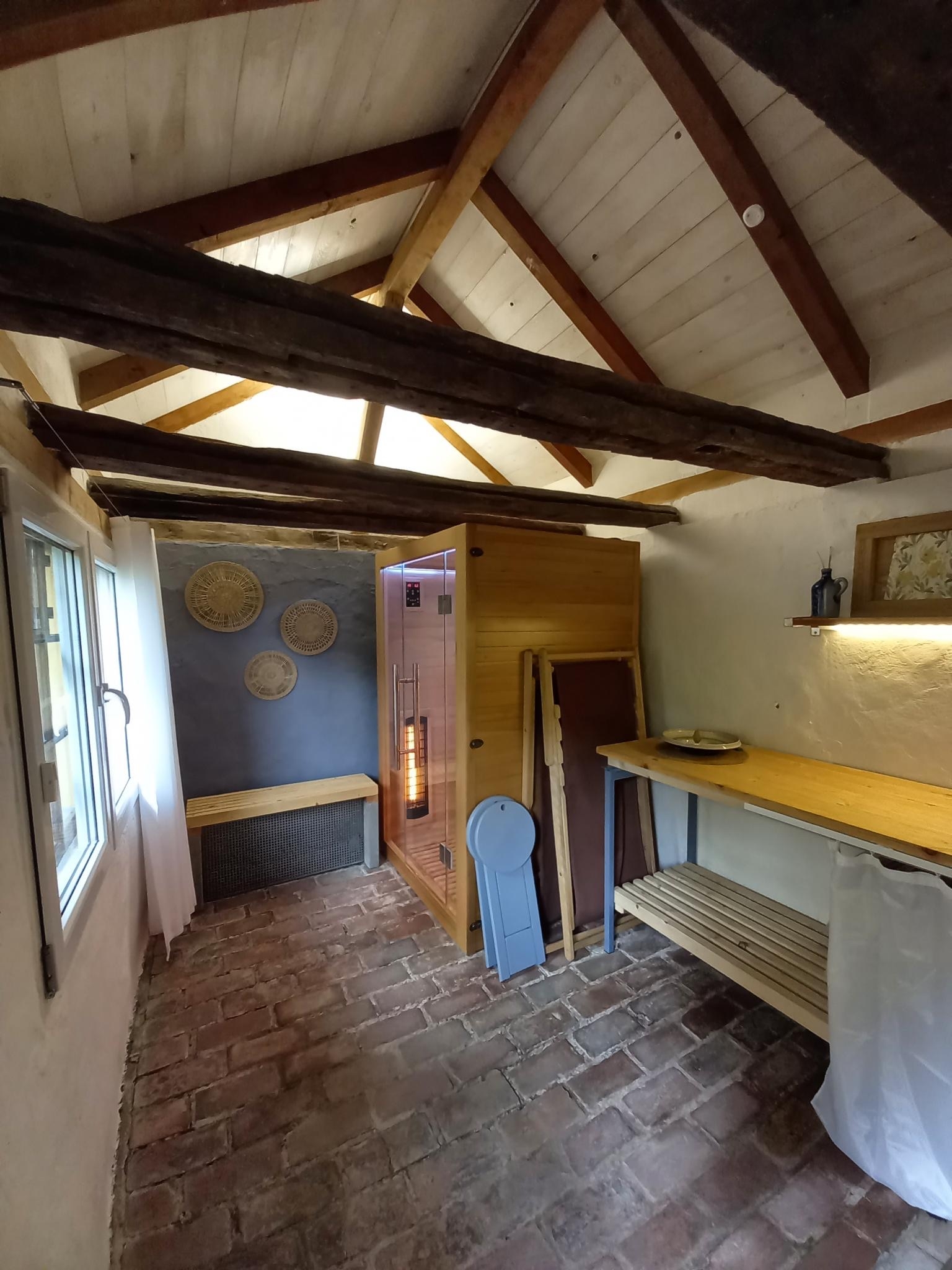 neue Küchenarbeitsplatte und Ablageflächen neben der Sauna