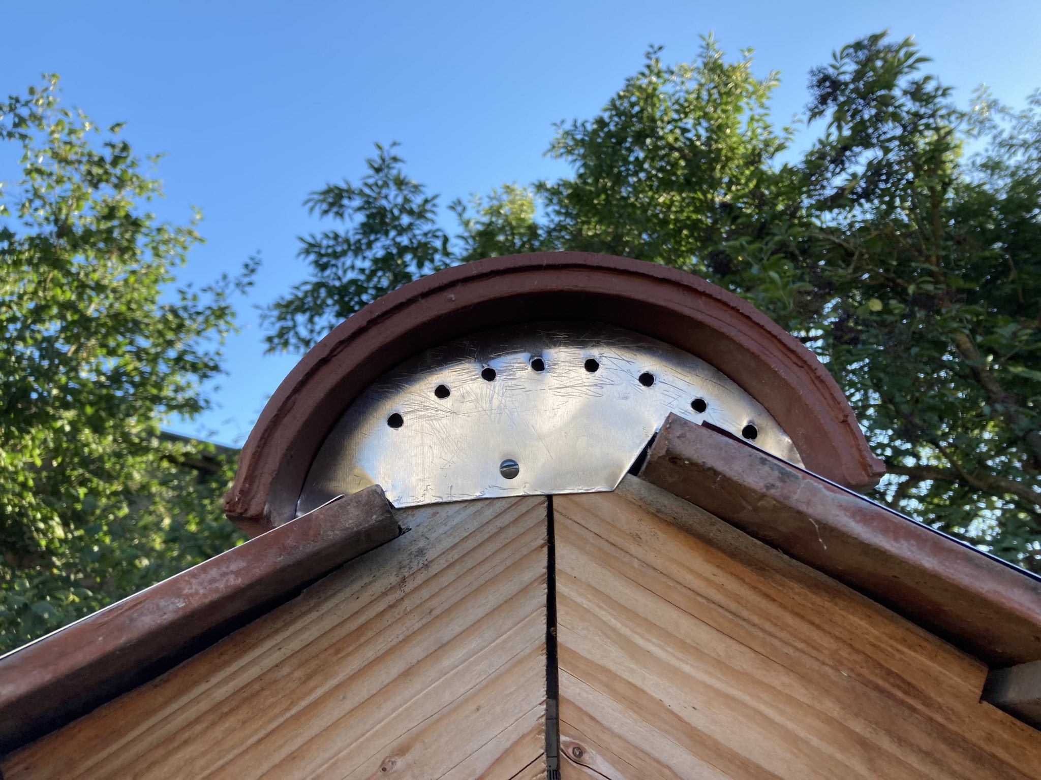 Dach am Hühnerhaus fertig