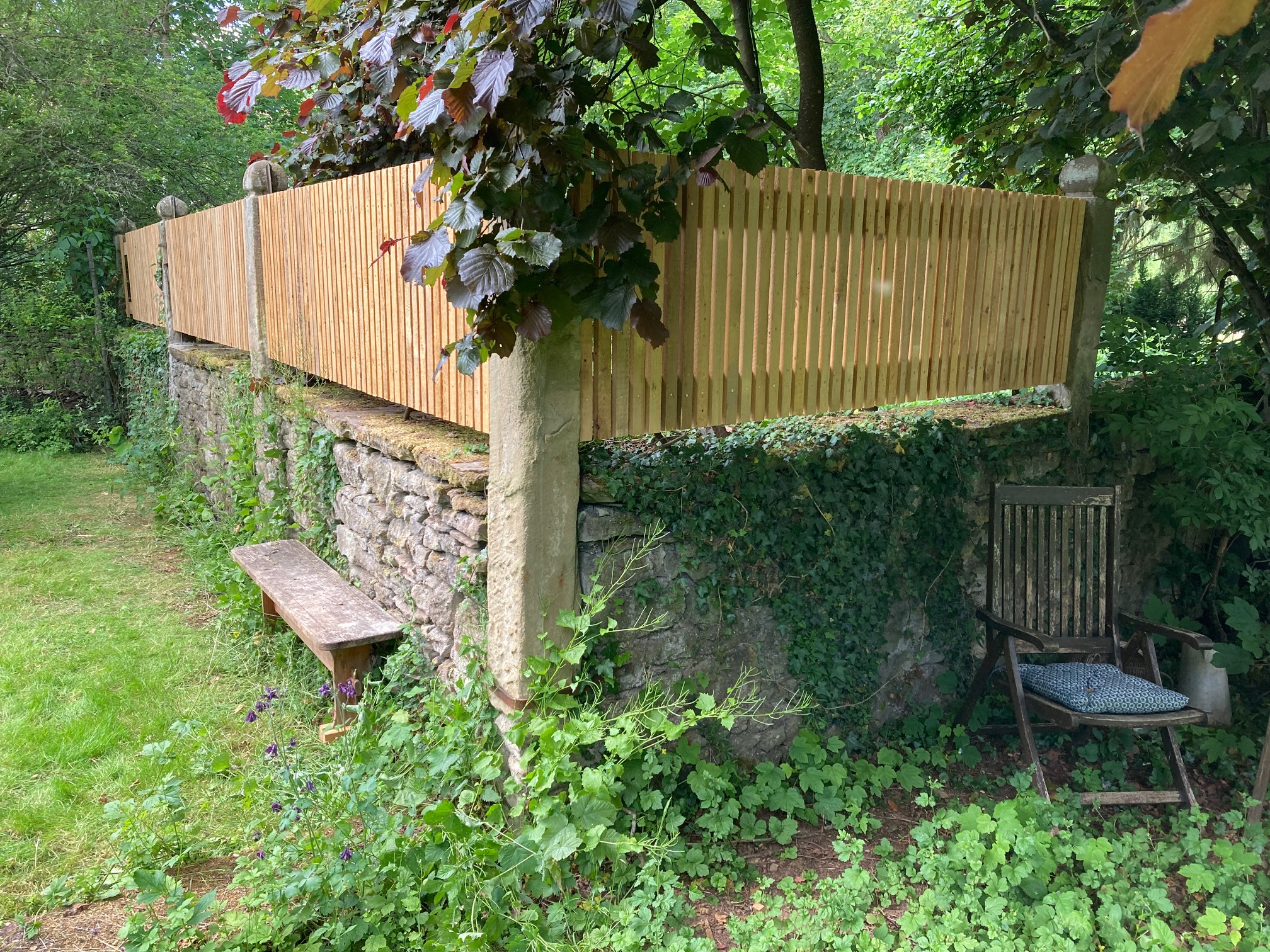 Mühlenmauer mit neuem Lattenzaun